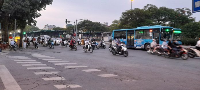 hanoi091 Lalu Lintas di Hanoi Penuh Kendaraan Roda Dua