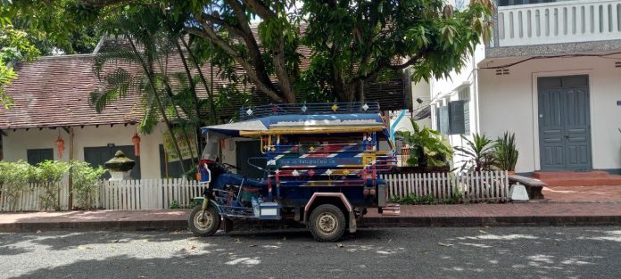 Kendaraan Umum Tangguh di Laos