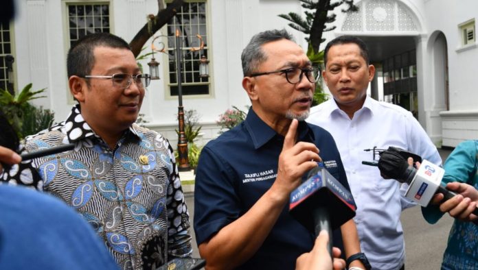 Menteri Perdagangan Zulkifli Hasan, Kepala Badan Pangan Nasional Arief Prasetyo Adi, dan Dirut Perum Bulog Budi Waseso Bulog