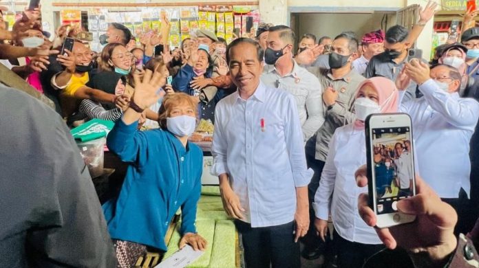 Presiden Joko Widodo dan Ibu Iriana Joko Widodo tiba di Pasar Anyar Kunjungan Kerja Presiden