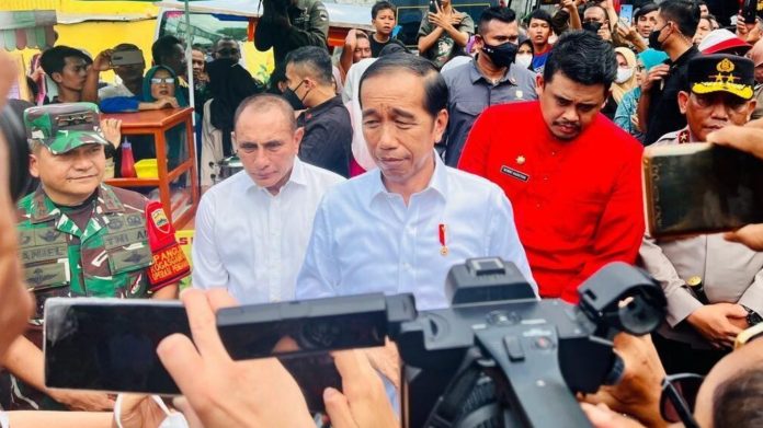 Presiden Joko Widodo memberikan keterangan di hadapan awak media usai meninjau Pasar Bakti, Kota Medan, Provinsi Sumatra Utara, pada Kamis, 9 Februari 2023. Kunjungan Kerja Presiden
