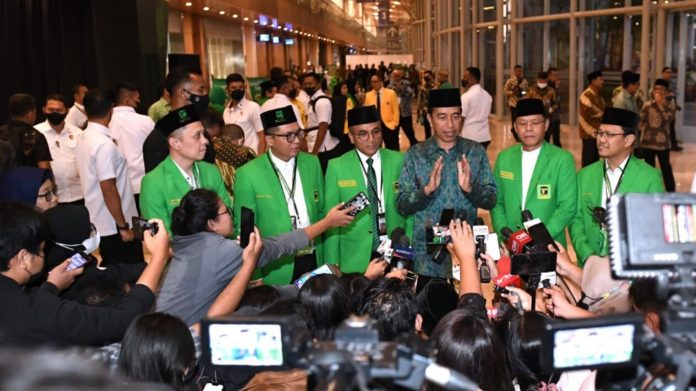 Presiden Joko Widodo menyampaikan keterangan pers kepada awak media usai menghadiri acara puncak Hari Lahir Ke-50 PPP PSSI