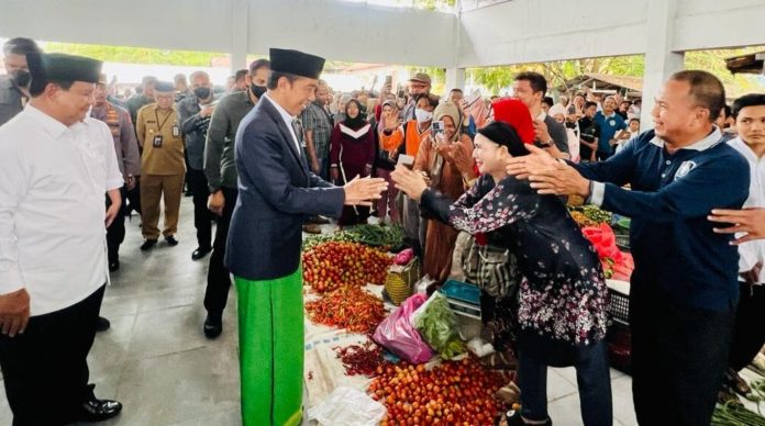 Presiden Joko Widodo mengunjungi Pasar Rakyat Tabalong, Kabupaten Tabalong, pada Jumat, 17 Maret 2023. Kunjungan Kerja Presiden