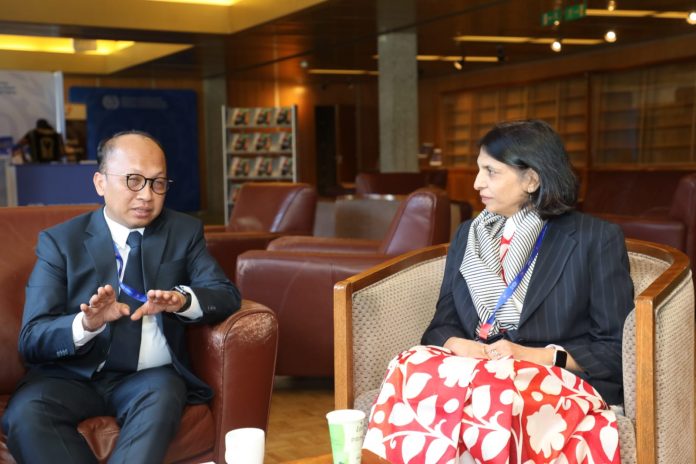 Sekjen Kemnaker Anwar Sanusi pada pertemuan bilateral dengan Sekretaris Ketenagakerjaan Kementerian Ketenagakerjaan India Ms. Arti Ahuja, di Jenewa, Rabu (22 Maret 2023). G20