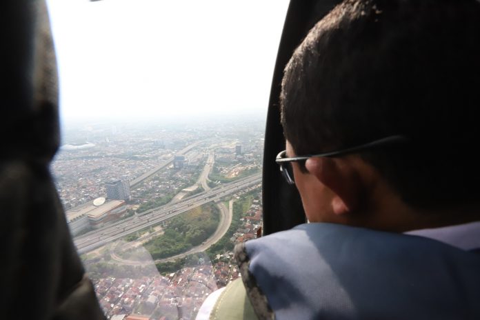 Kepala BNPB Letjen TNI Suharyanto saat melakukan tinjauan udara arus balik lebaran di Jalan Layang MBZ, Bekasi, Jawa Barat Arus Mudik 2023