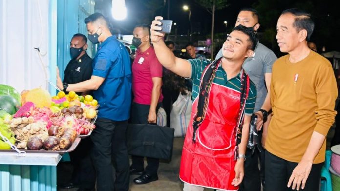 Presiden Joko Widodo mengunjungi kawasan wisata kuliner Kampung Ujung Labuan Bajo di Kabupaten Manggarai Barat, Provinsi Nusa Tenggara Timur pada Minggu malam, 7 Mei 2023. Labuan Bajo