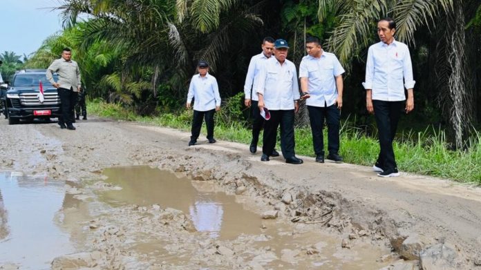 Presiden Joko Widodo meninjau kondisi infrastruktur ruas jalan Gunting Saga di Kabupaten Labuhanbatu Utara dalam kunjungan kerjanya ke Provinsi Sumatra Utara pada Rabu, 17 Mei 2023. Kunjungan Kerja Presiden