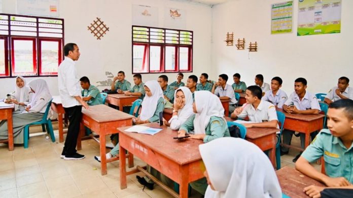 Presiden Joko Widodo meninjau langsung SMK Pertanian Pembangunan Negeri (PPN) 1 Kualuh Selatan, Kabupaten Labuhanbatu Utara, Provinsi Sumatra Utara, Rabu, 17 Mei 2023. Kunjungan Kerja Presiden