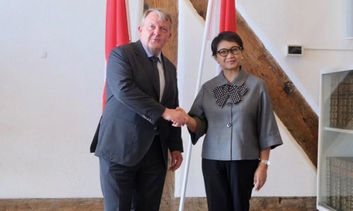 Menteri Luar Negeri Retno Marsudi (kanan) lakukan pertemuan dengan Menlu Denmark Lars Lokke Rasmussen. Foto Kemlu RI