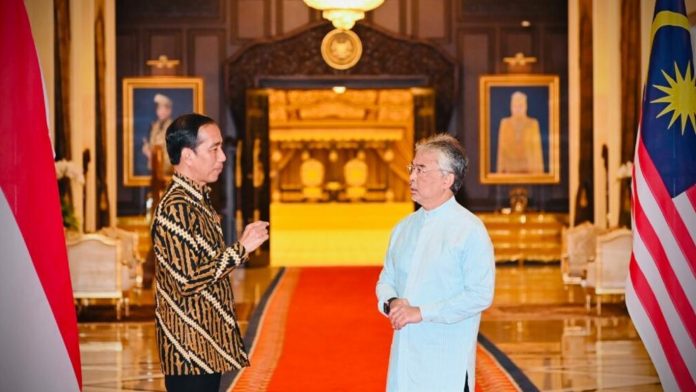 Presiden Joko Widodo dan Ibu Iriana Joko Widodo bertemu dengan Yang di-Pertuan Agong Sultan Abdullah dan Permaisuri Azizah Aminah Maimunah Iskandariah Raja Malaysia