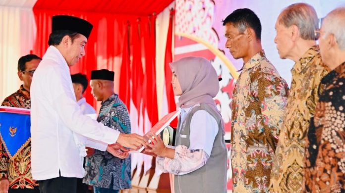 Presiden Joko Widodo meluncurkan program pelaksanaan rekomendasi penyelesaian non-yudisial pelanggaran hak asasi manusia di Rumoh Geudong, Kabupaten Pidie, Provinsi Aceh Pelanggaran HAM Berat