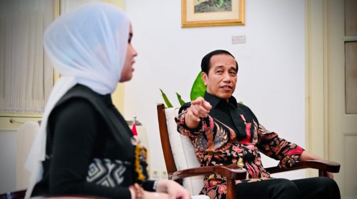Presiden Joko Widodo menerima kunjungan Putri Ariani, penyanyi Indonesia sekaligus peraih golden buzzer pada ajang America’s Got Talent (AGT) 2023 di Istana Merdeka, Jakarta, pada Rabu, 14 Juni 2023. Putri Ariani