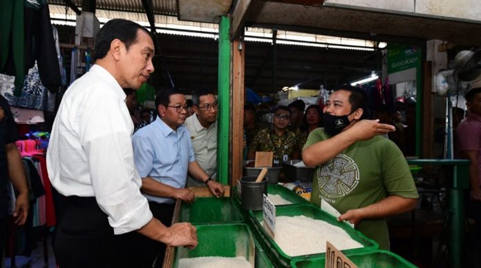 Presiden Joko Widodo mengecek harga dan stok bahan pokok di Pasar Menteng Pulo, Jakarta, pada Kamis, 15 Juni 2023. Kunjungan Kerja Presiden