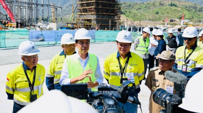 Presiden Joko Widodo meninjau pembangunan smelter PT Amman Mineral Nusa Tenggara Smelter