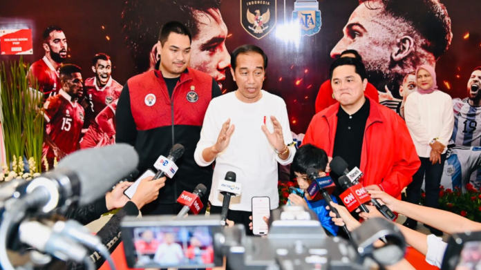 Presiden Joko Widodo menyampaikan keterangannya kepada awak media di Stadion Utama Gelora Bung Karno, Jakarta, pada Senin, 19 Juni 2023. Timnas Indonesia