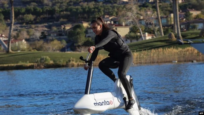 Stacey Kitchen mengendarai sepeda listrik hydrofoil Manta 5 di Danau Las Vegas, selama berlangsungnya Consumer Electronics Show (CES) 2020, di Henderson, Nevada, 10 Januari 2020. (DAVID MCNEW AFP) sepeda air
