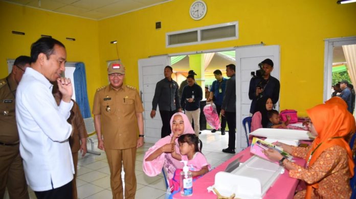 Presiden Joko Widodo bersama Ibu Iriana Joko Widodo meninjau kegiatan upaya penurunan stunting di Puskesmas Srikuncoro, Kabupaten Bengkulu Tengah, Provinsi Bengkulu, pada Kamis, 20 Juli 2023. Stunting