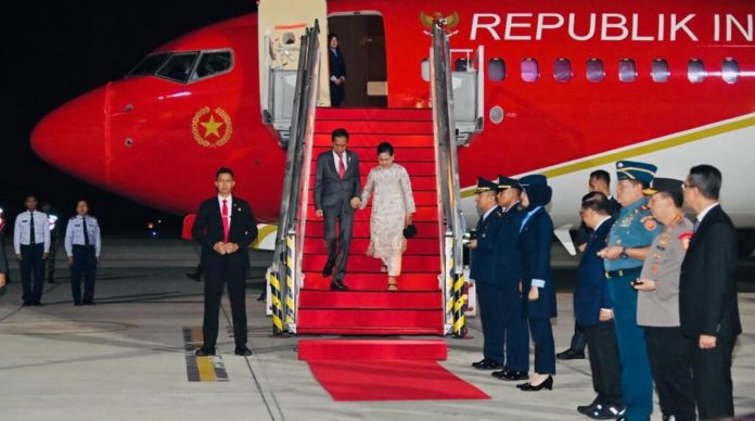 Presiden Joko Widodo dan Ibu Iriana tiba di Pangkalan TNI AU Halim Perdana Kusuma pada Sabtu, 29 Juli 2023 sekira pukul 03.55 WIB dengan menggunakan Pesawat Kepresidenan Indonesia-1. Kunjungan Kerja Presiden