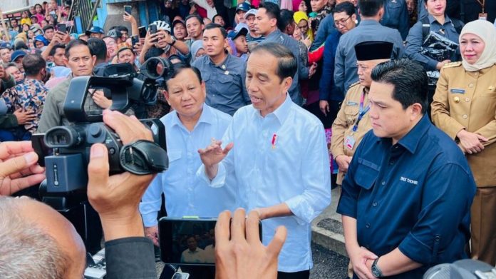 Presiden Joko Widodo menyampaikan keterangan pers di Pasar Bululawang, Kabupaten Malang, Provinsi Jawa Timur pada Senin, 24 Juli 2023. Kunjungan Kerja Presiden