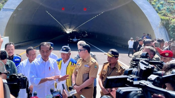 Presiden Joko Widodo menyampaikan keterangannya kepada awak media usai peresmian Jalan Tol Cileunyi-Sumedang-Dawuan (Cisumdawu) di Kabupaten Sumedang, Provinsi Jawa Barat, pada Selasa, 11 Juli 2023. UU Kesehatan