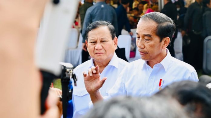 Presiden Joko Widodo menyampaikan keterangannya setelah meninjau Pasar Rakyat yang digelar di Lapangan Rampal, Kota Malang, Provinsi Jawa Timur pada Senin sore, 24 Juli 2023. Pembangunan Jalan Tol