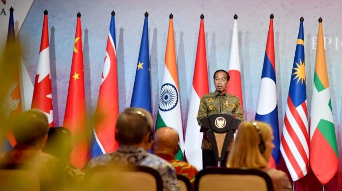 Presiden Joko Widodo menyampaikan sambutannya pada acara Courtesy Call Menteri Luar Negeri ASEAN kepada Presiden RI yang digelar di Shangri-La Hotel, Jakarta, pada Jumat, 14 Juli 2023. Menteri Luar Negeri ASEAN