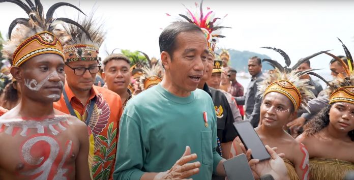 Presiden RI Joko Widodo (Jokowi) secara resmi membuka Papua Street Carnival, Jumat (07 Juli 2023), di Area Kantor Gubernur Papua, Kota Jayapura, Papua. Papua