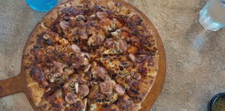 Menikmati Pizza Kenya