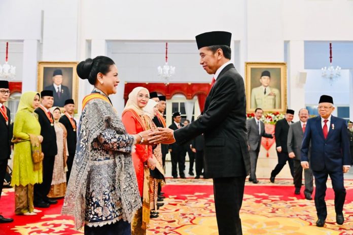 Anugerah tersebut berupa Tanda Kehormatan Bintang Republik Indonesia Tanda Kehormatan