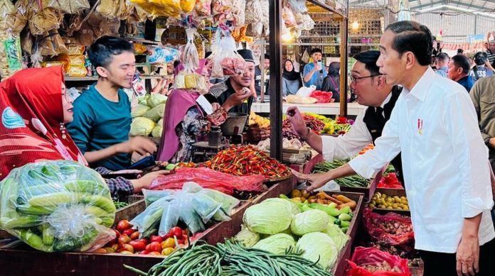 Presiden Joko Widodo meninjau harga sejumlah kebutuhan pokok di Pasar Parungkuda, Kabupaten Sukabumi, Provinsi Jawa Barat, pada Jumat, 4 Agustus 2023. Kunjungan Kerja Presiden