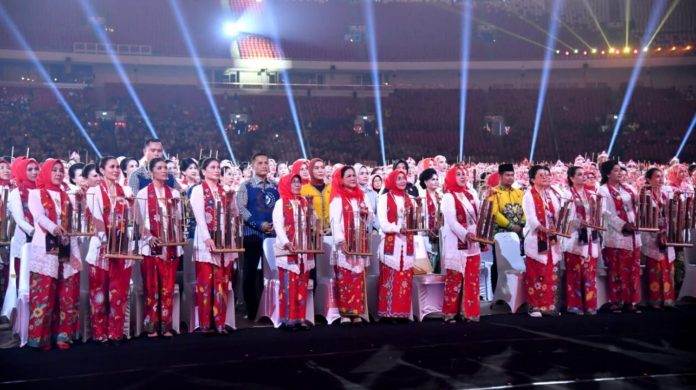 Sebanyak 15 ribuan orang memainkan angklung dalam upaya pemecahan rekor dunia Guinness World of Record untuk pergelaran angklung terbesar di dunia pada Sabtu, 5 Agustus 2023 Angklung
