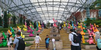 Kelinci Raksasa di Bunnyverse Resort World Sentosa