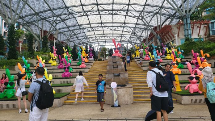 Kelinci Raksasa di Bunnyverse Resort World Sentosa