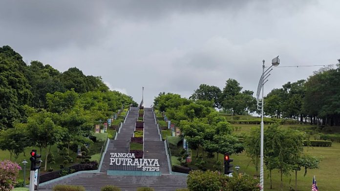 Destinasi Populer Tangga Putraja Steps