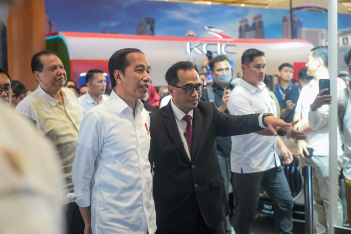 Presiden Jokowi melakukan peninjauan pameran Hub Space yang mengambil tema “Journey to Connect Indonesia”, di Plenary Hall, Jakarta Convention Center (JCC), Jakarta, Jumat (29 Sep 2023). (Foto BPMI Setpres)