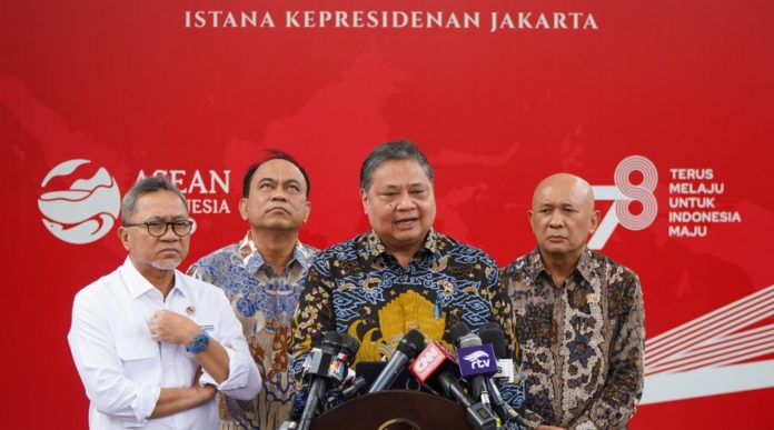 Menteri Koordinator Bidang Perekonomian, Airlangga Hartarto, menyampaikan keterangan pers di Kompleks Istana Kepresidenan, Jakarta, pada Jumat, 6 Oktober 2023 Pengetatan Arus Impor
