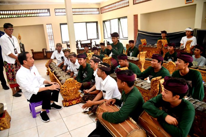 PRESIDEN-JOKOWI-KUNJUNGI-SMK-3-SUKAWATI
