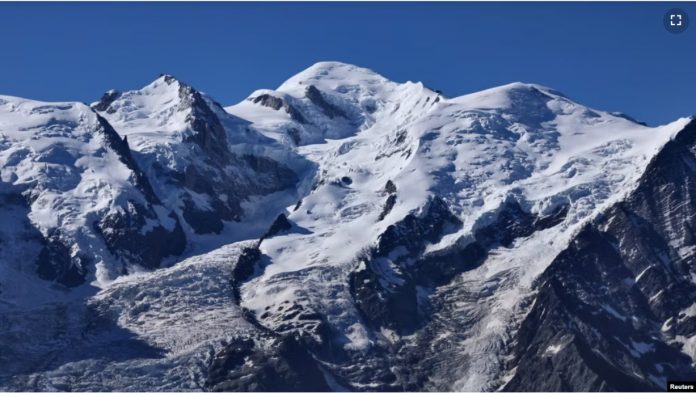 Pemandangan gunung Mont Blanc dalam foto yang diambil dari wilayah Le Brevent, Chamonix, Prancis, 14 Juni 2022. (Foto Reuters) Mount Blank