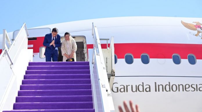 Presiden Joko Widodo didampingi Ibu Iriana Joko Widodo kembali bertolak menuju Tanah Air melalui Bandara Internasional King Khalid Presiden Jokowi