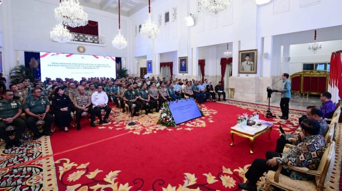 Presiden Joko Widodo menyampaikan arahan kepada peserta Program Pendidikan Singkat Angkatan (PPSA) XXIV dan alumni Program Pendidikan Reguler Angkatan (PPRA) LXV Tahun 2023 Lembaga Ketahanan Nasional Lembaga Ketahanan Nasional