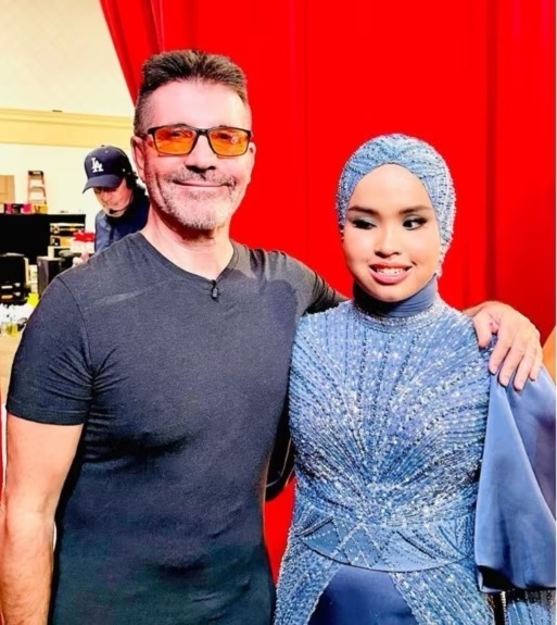 Putri Ariani bersama juri Simon Cowell di America's Got Talent untuk musim tayang ke-18 (dok Instagram @arininismaputri)
