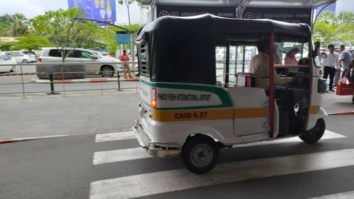 Tuk tuk1 Tuk Tuk Sejenis Bajaj Masuk Bandara Internasional Phnom Penh