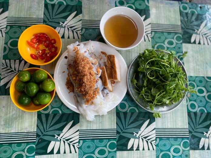 Menikmati Banh Cuon Nong Khas Vietnam