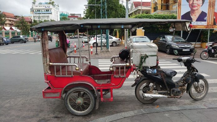 Transportasi Unik Remork di Kamboja