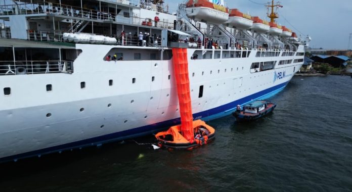 Alat keselamatan bernama Marine Evacuation System atau MES (berwarna oranye) untuk mengevakuasi penumpang dari dek atas kapal (Foto PELNI)