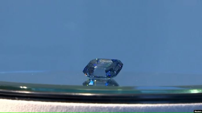 Berlian biru terbesar dan paling berharga yang pernah dilelang diperkirakan bernilai lebih dari $48 juta. (Foto Reuters) Berlian