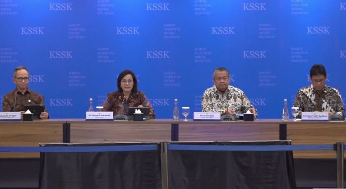 Menkeu Sri Mulyani pada konferensi pers Hasil Rapat Berkala KSSK IV-2023, Jumat (3 Nov 2023) di Jakarta, bersama Gubernur BI, Ketua Dewan Komisioner LPS dan OJK (Foto Kemenkeu) Sri Mulyani