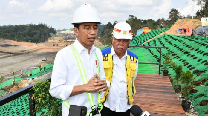 Presiden Joko Widodo menyampaikan keterangan kepada awak media di area proyek pembangunan Jalan Tol IKN Ibu Kota Nusantara