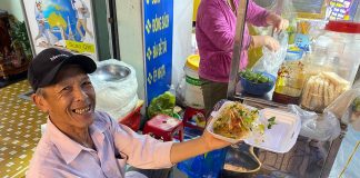Mencicipi Nikmatnya Snack South Vietnam Bánh Tráng Trộn