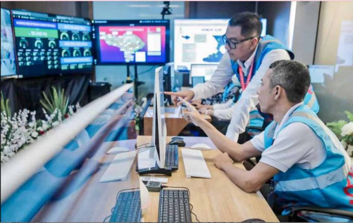 Direktur Utama PLN, Darmawan Prasodjo (kiri) melakukan pemantauan keandalan pasokan listrik di masa siaga Nataru